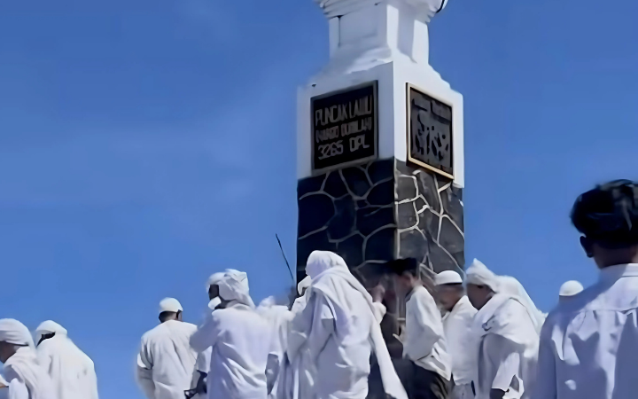 Penampakan puluhan orang berpakaian serba putih mengelilingi Tugu Trianggulasi di Puncak Lawu viral di media sosial.