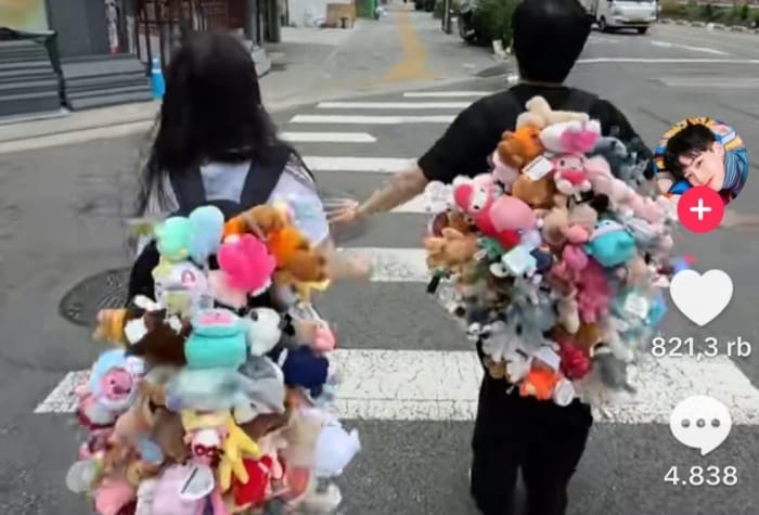 Di tahun 2025, viral keychain kembali menjadi tren besar di kalangan anak muda, terutama di platform TikTok.