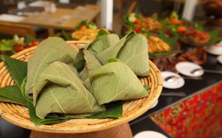 Daun jati, pembungkus alami yang tak hanya ramah lingkungan, tapi juga membantu menjaga kesegaran dan kebersihan makanan.