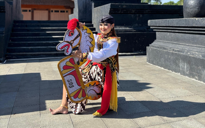 Gadis asl Tulungagung, Altasya Iwanda Kairala berpose dengan kostum di salah satu event tari beberapa waktu lalu.