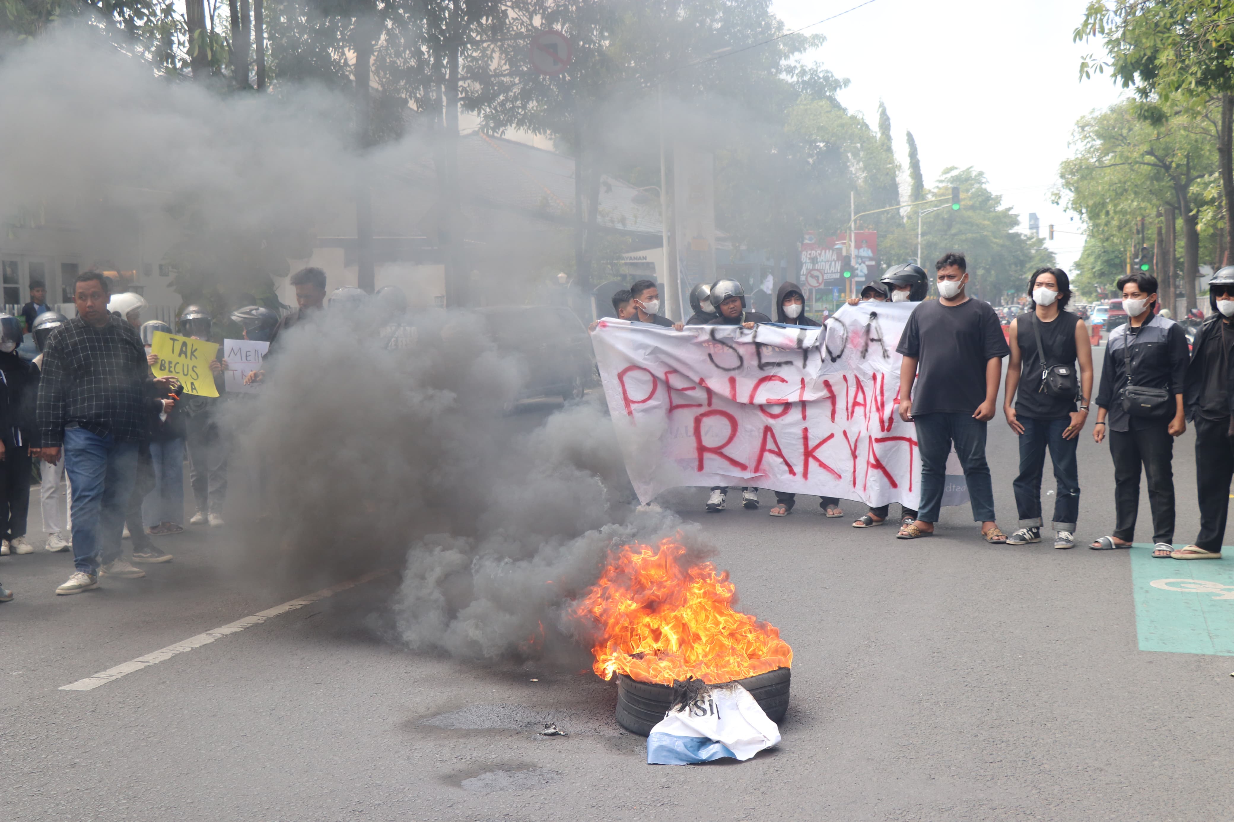 Puluhan lintas mahasiswa di Tulungagung bersama Lembaga Keadilan dan Edukasi Hukum Nasional (LKHN) melakukan aksi demonstrasi di depan Kantor Pemkab Tulungagung, Selasa (15/7/2025).