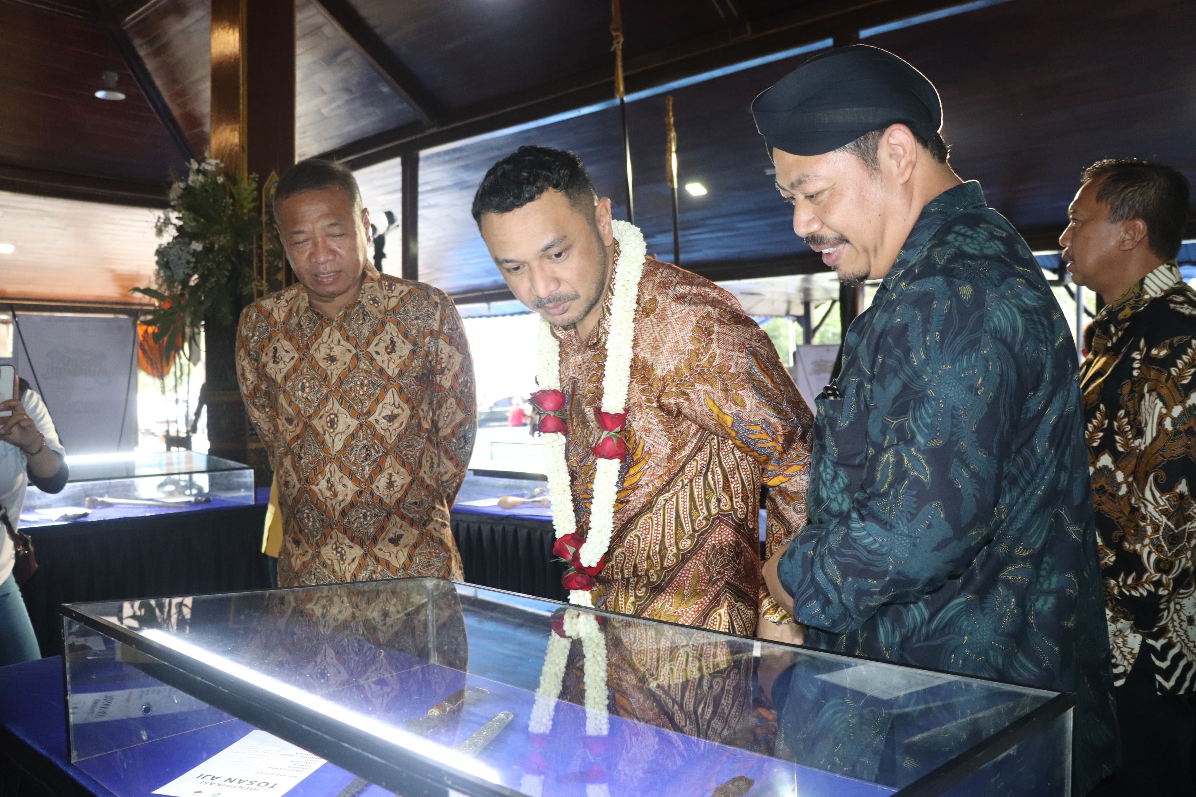 Dari kiri, Bupati Tulungagung Gatut Sunu, Wakil Menteri Kebudayaan, Giring Ganesha, Stafsus Kementerian Kebudayaan, Basuki Teguh Yuwono, saat hadiri Festival Budaya Spiritual 2025, Sabtu (13/7/2025).