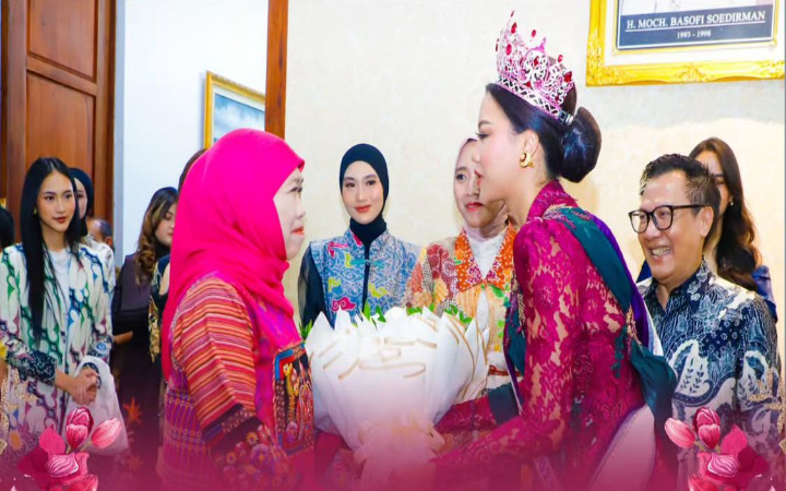 Putri Indonesia 2025, Firsta Yufi Amarta Putri, disambut hangat Gubernur Jawa Timur Khofifah Indar Parawansa di Gedung Negara Grahadi.