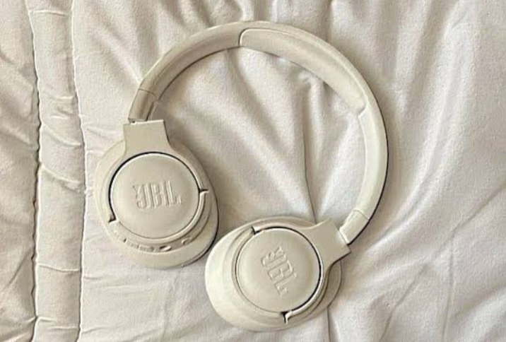 Penggunaan headset atau earphone telah menjadi bagian tak terpisahkan dari kehidupan sehari-hari termasuk warga Tulungagung.