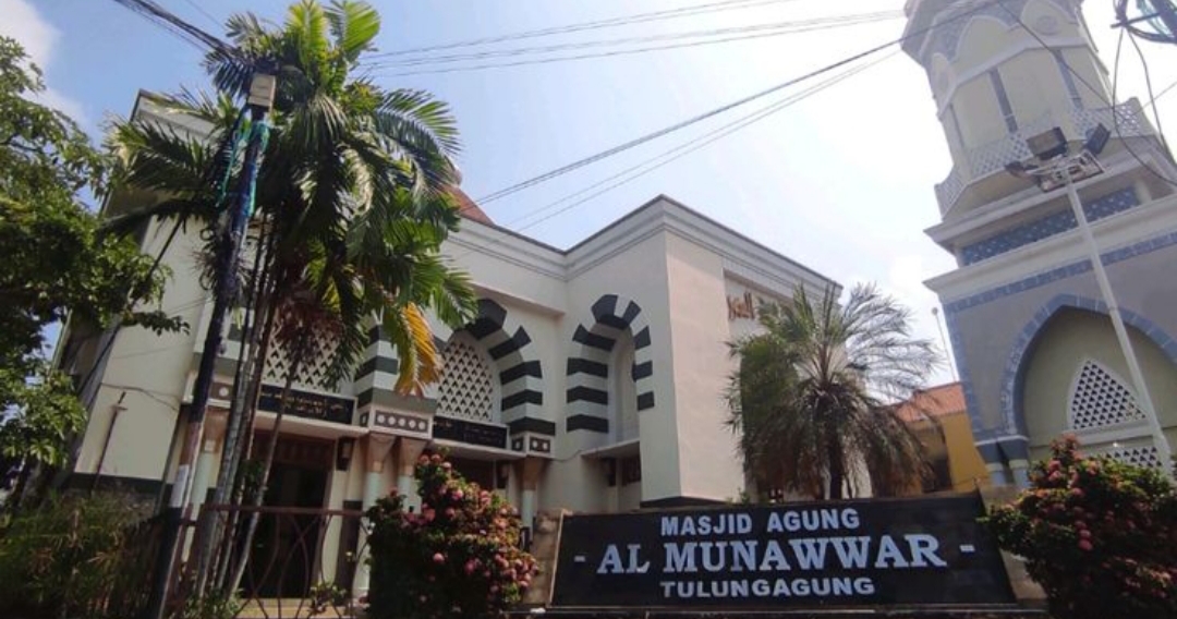 Di antara riuhnya dunia dan hiruk-pikuk kehidupan kota, ada satu sosok yang kerap luput dari perhatian yaitu  penjaga masjid.