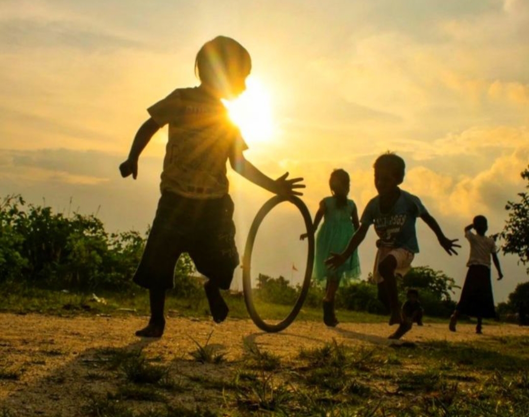 Dulu, menjelang senja di kampung-kampung Tulungagung, suara tawa anak-anak bersahut-sahutan.