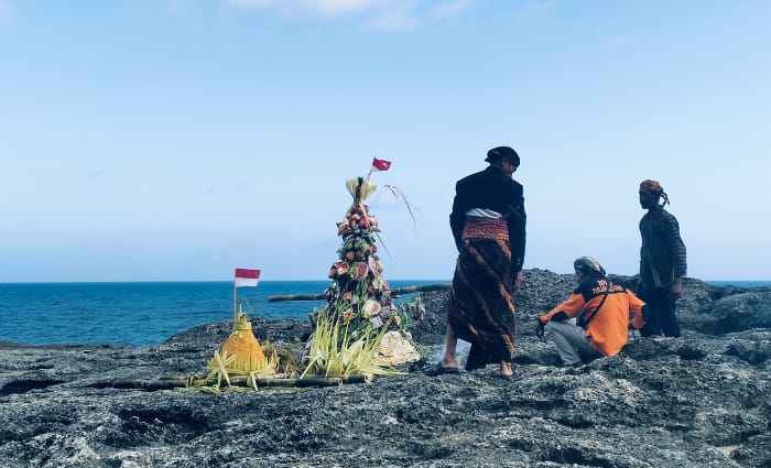 Tradisi Larung Sesaji yang dilaksanakan di Pantai Kedung Tumpang di Desa Pucanglaban Kecamatan Pucanglaban