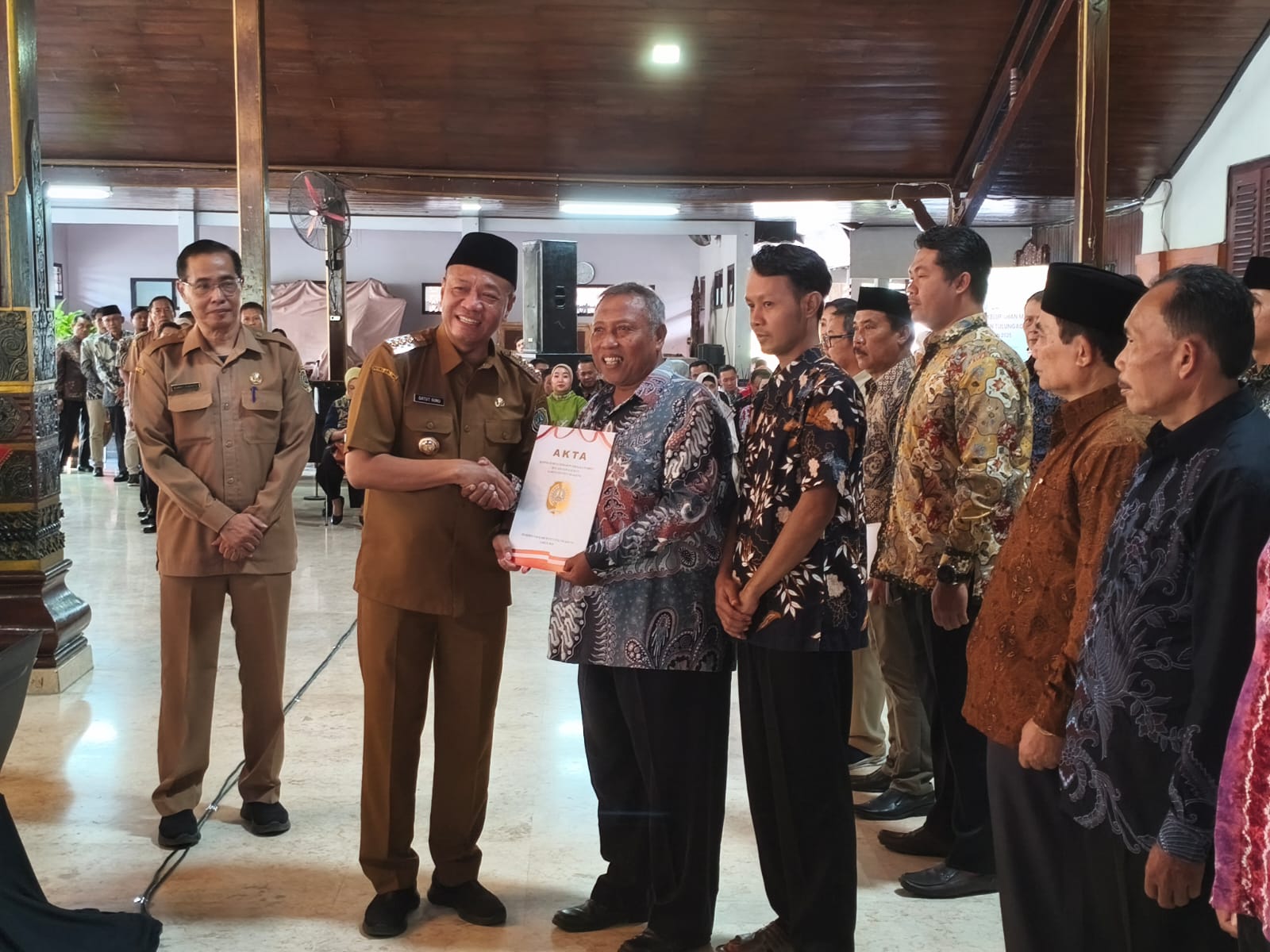 Bupati Tulungagung Gatut Sunu Wibowo menyerahkan akta notaris kepada pengawas dan pengurus Koperasi Desa Kelurahan Merah Putih Tulungagung.