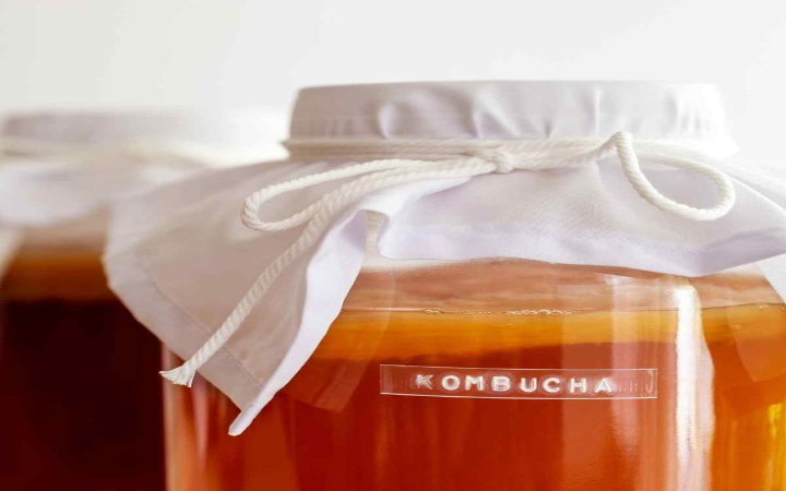 Salah satu minuman sehat yang sedang hits dan bahkan mulai banyak masyarakat yang memproduksinya, yakni kombucha.