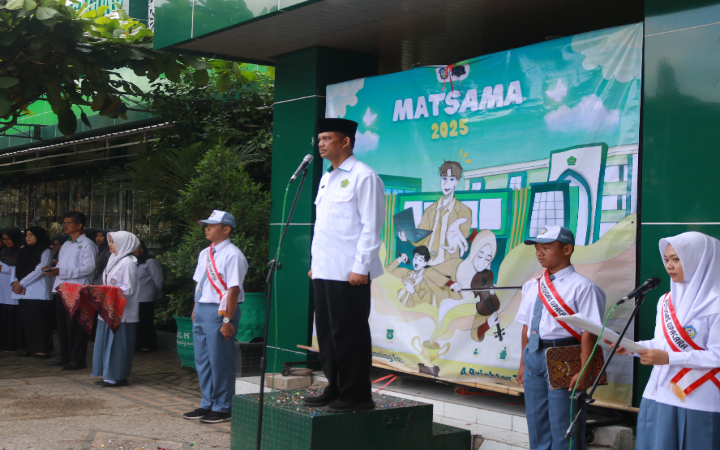 Kepala MAN 2 Tulungagung, Drs. Muhamad Dopir, M.Pd.I, memimpin upacara MATSAMA,&nbsp;Senin (14/7/2025).&nbsp;