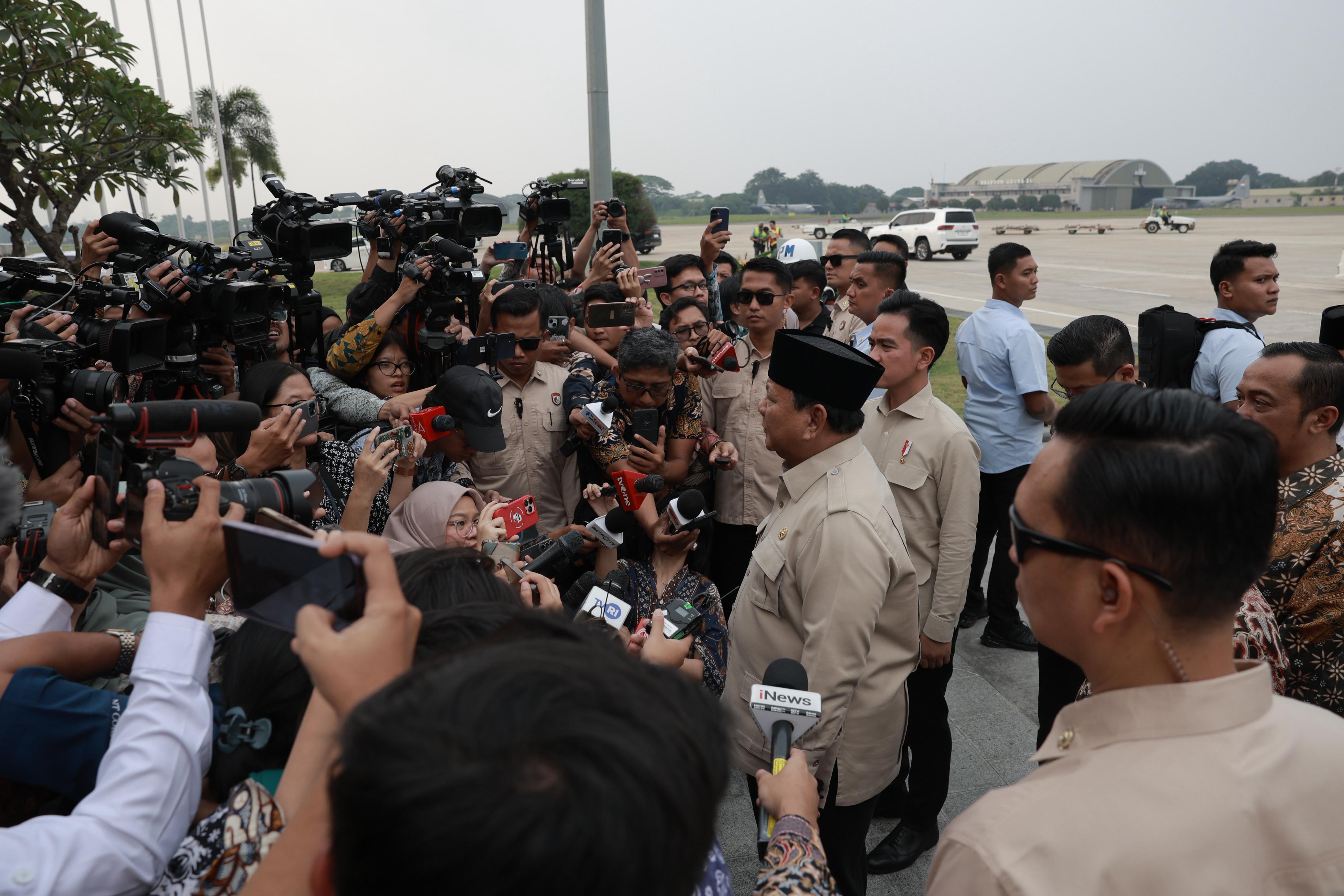 Presiden Prabowo optimistis di tengah kondisi perdagangan dunia tidak pasti, perekonomian Indonesia baik. Itu dikatakan usai lawatan ke luar negeri dan tiba di Tanah Air, pada Rabu (16/7/2025).