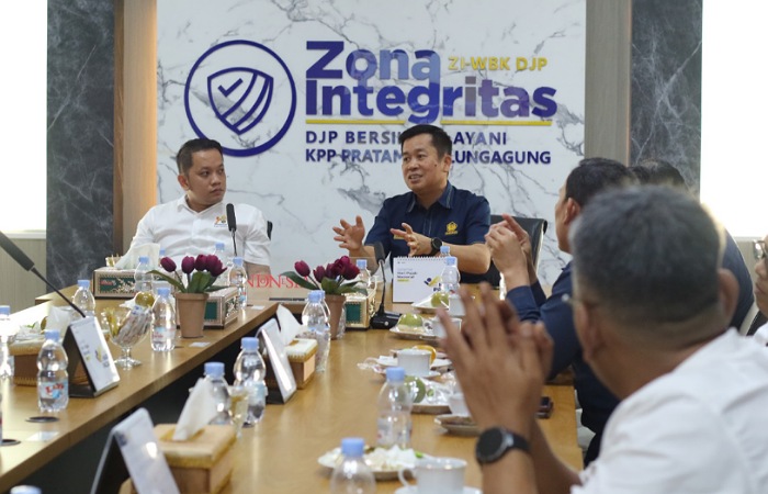 Rifqi Firmansyah (Ketua Kadin) - kiri Efendi Pinem (Kepala KPP Pratama Tulungagung) - kanan safari biru