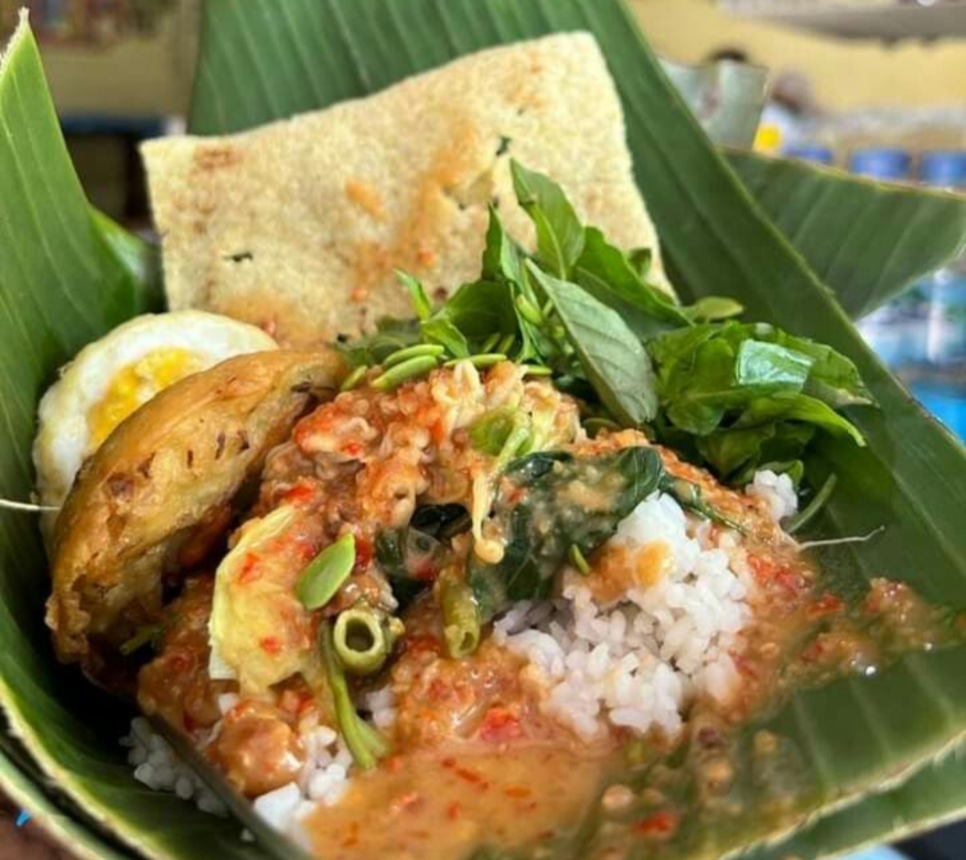 Pecel khas Tulungagung bukan sekadar nasi dan sambal kacang tapi bagian sarapan warga.