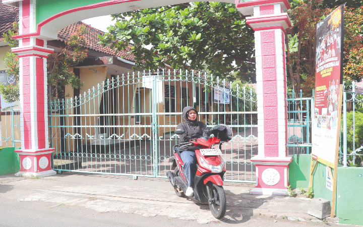 Anggota Dewan Pendidikan (DP) Kabupaten Tulungagung Ahmad Syifa menyayangkan sikap oknum di SDN 2 Kedungwaru usir wartawan terkait perolehan siswa baru dua orang tahun ajaran 2025/2026.