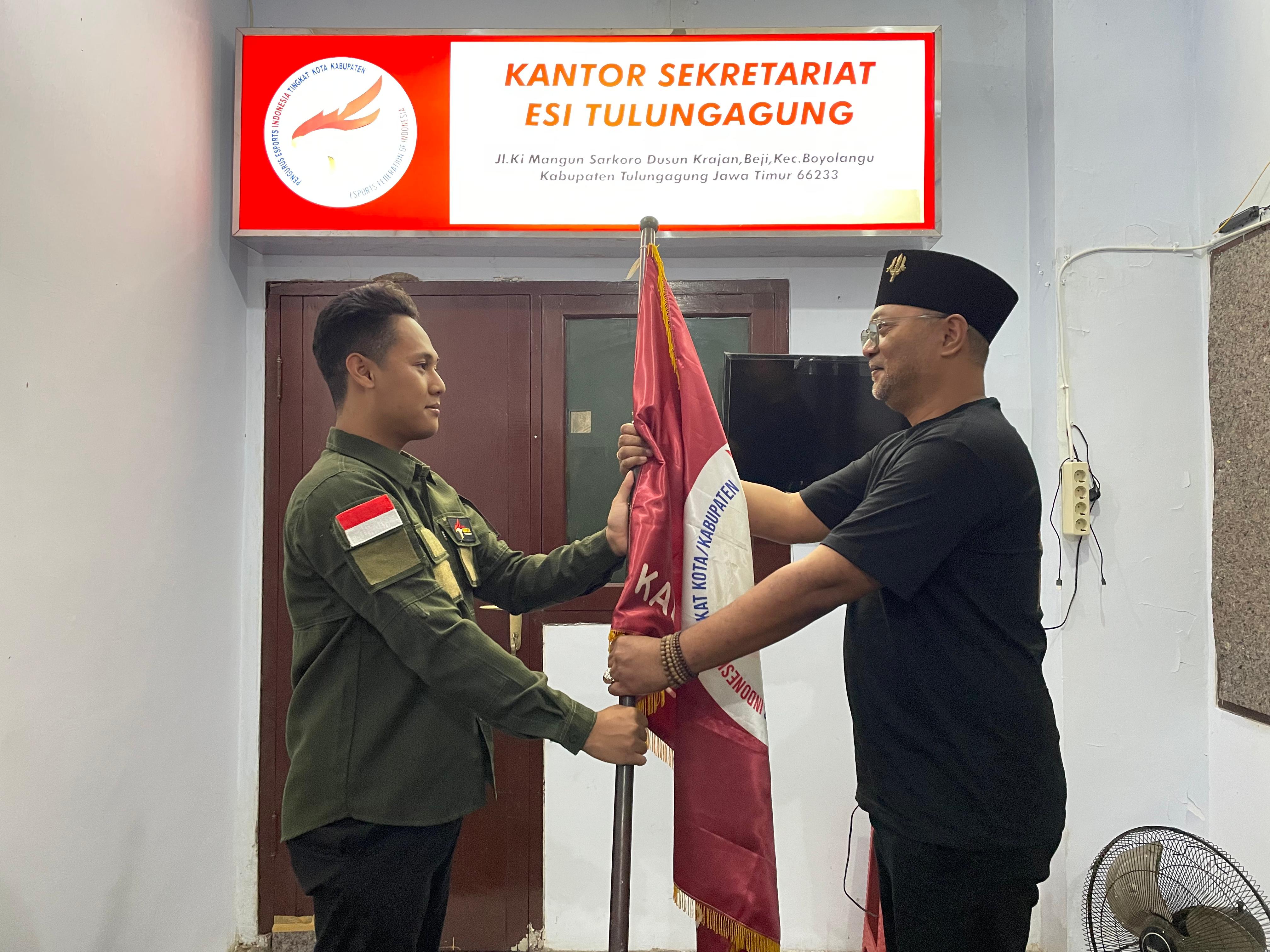 Mochamnad Shiva Rosyadi(baju hijau) resmi kembali memimpin Esports Indonesia (ESI) Kabupaten Tulungagung setelah terpilih dalam Musyawarah Olahraga Kabupaten (Musorkab), Senin (14/7/2025).