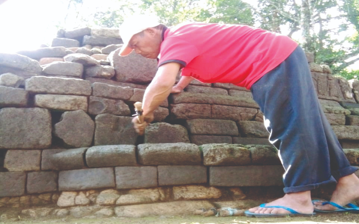 Juru pelihara Candi Penampihan, di Desa Geger, Kecamatan Sendang, Kabupaten Tulungagung, Hendriman, yang bekerja sejak tahun 2005.