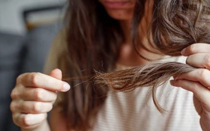 Rambut kusut adalah salah satu masalah bagi yang punya rambut panjang, kering, atau sering terpapar panas alat styling.