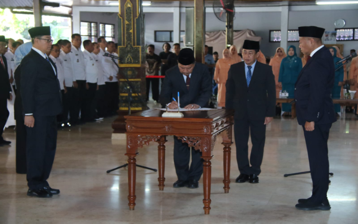 Bupati Tulungagung Gatut Sunu Wibowo memimpin acara pelantikan pejabat eselon II, Rabu (16/7/2025) pagi.