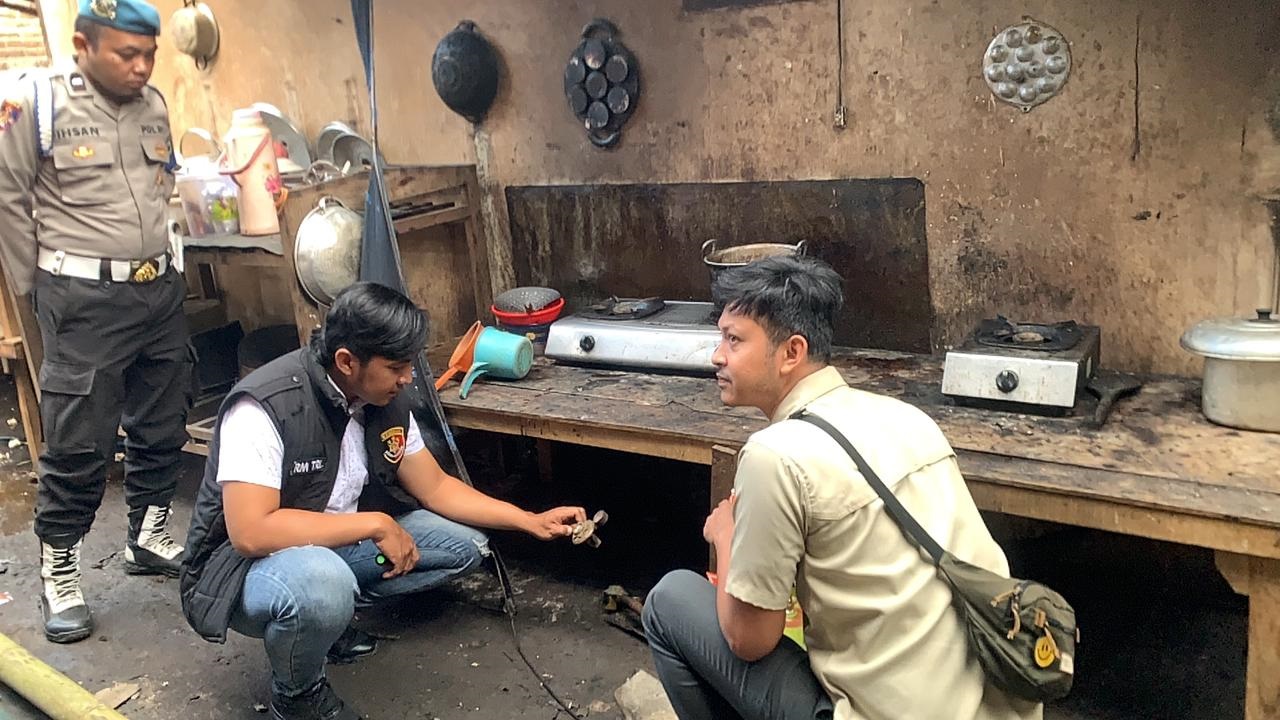 Polisi lakukan olah TKP di lokasi ledakan tabung gas elpiji (LPG) 3 kilogram (kg) terjadi di rumah warga Desa Mulyosari, Kecamatan Pagerwojo, Kabupaten Tulungagung, Kamis (17/7) dini hari.