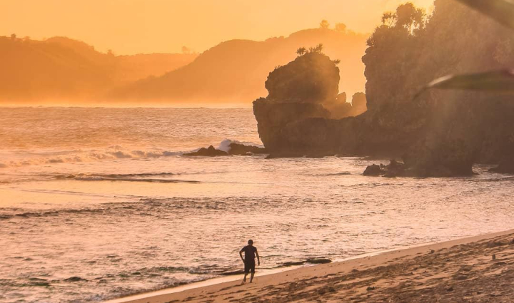 Meski Namanya Menyeramkan, Pantai Gondo Mayit Tawarkan Keindahan yang Menenangkan