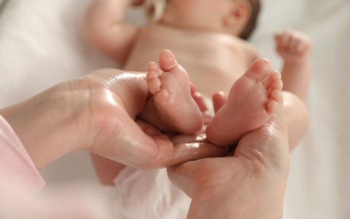 Kulit bayi yang masih sangat sensitif membutuhkan perawatan khusus agar tetap sehat, lembut, dan terhindar dari iritasi.