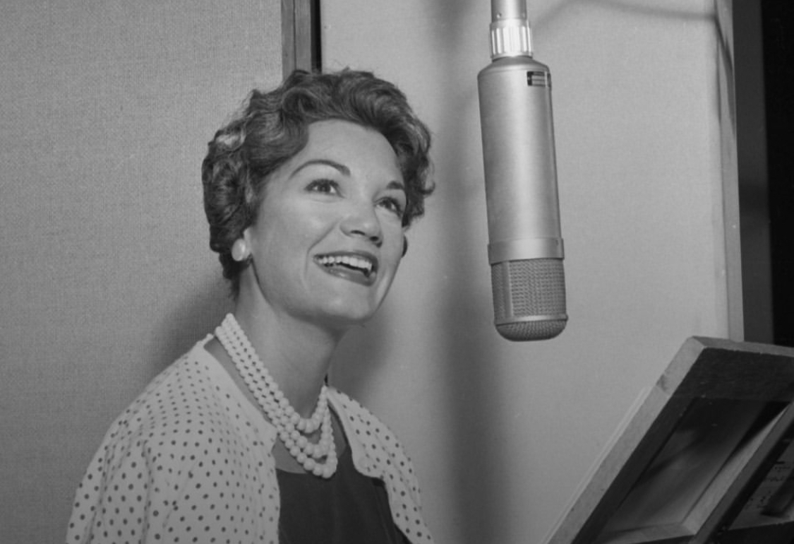 Connie Francis semasa muda, dikenal lewat lagu Pretty Little Baby yang masih dinikmati lintas generasi hingga saat ini.