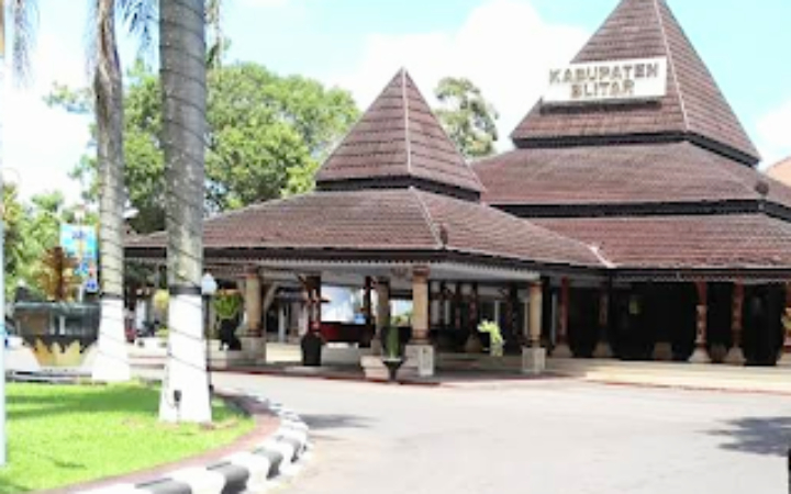 Pendopo Ronggo Hadi Negoro (RHN), bangunan bersejarah di sebelah utara Alun-Alun Blitar, kini resmi dibuka untuk umum setiap Minggu pagi.