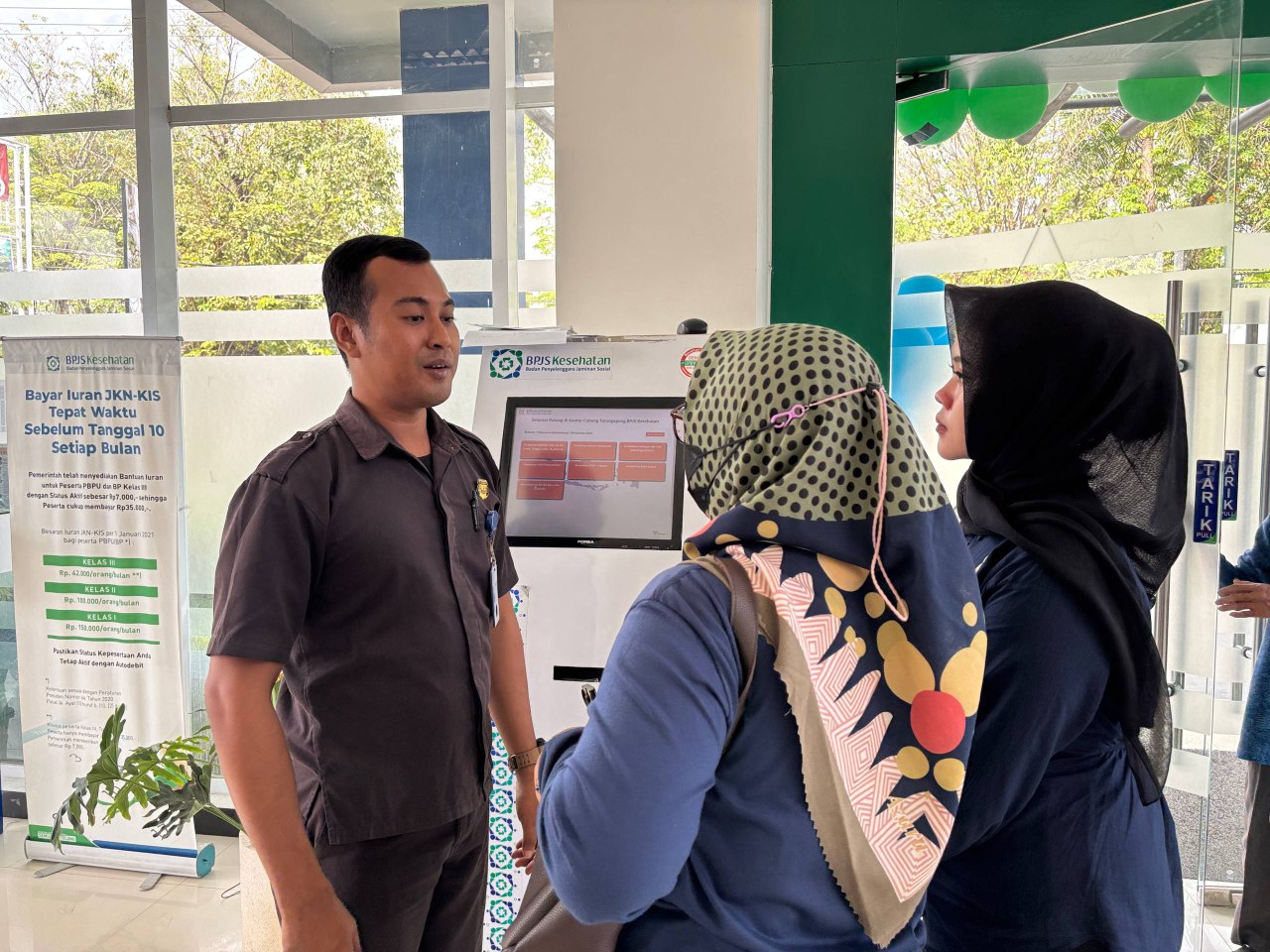BPJS Kesehatan sebagai penyelenggara Program Jaminan Kesehatan Nasional (JKN), hadir memberikan kemudahan akses layanan kesehatan bagi seluruhmasyarakat Indonesia.