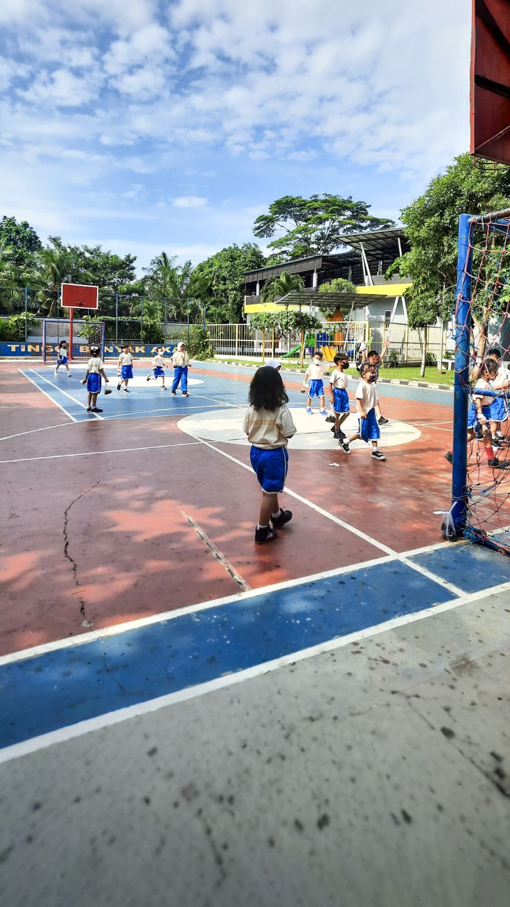 Setiap kali bel sekolah di Tulungagung berbunyi, bukan hanya menandai berakhirnya pelajaran, tapi juga para penjual jajanan di depan gerbang