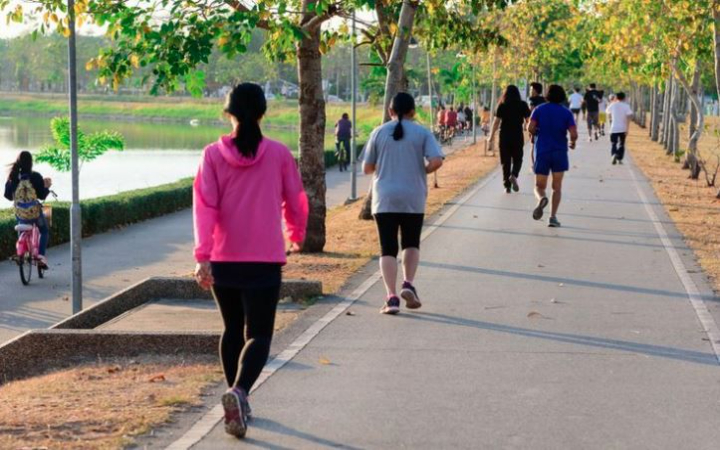 Setelah lima hari penuh aktivitas kerja atau sekolah, weekend (akhir pekan) menjadi waktu yang ditunggu-tunggu untuk beristirahat, bersenang-senang maupun  olahraga.