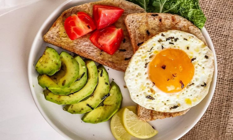 Sarapan sering dianggap sepele dan sering dilewatkan, apalagi saat pagi hari yang serba terburu-buru. Tapi tahukah kamu? Melewatkan sarapan bisa berdampak serius bagi kesehatan tubuhmu.