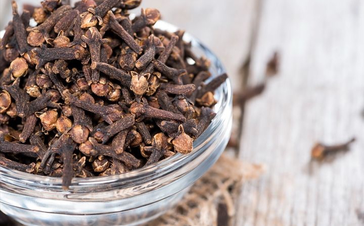 Cengkeh (Syzygium aromaticum) merupakan rempah aromatik yang tidak hanya digunakan dalam masakan, tetapi juga kaya akan manfaat untuk perawatan kecantikan alami.