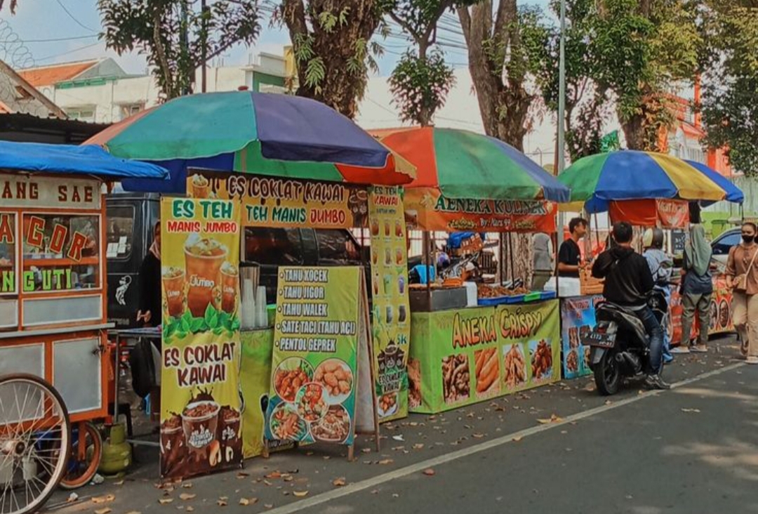 Sore menjelang magrib memang punya tempat tersendiri di hati warga Tulungagung. Setelah aktivitas seharian, saat tubuh ingin rehat sejenak dengan jajanan ringan.