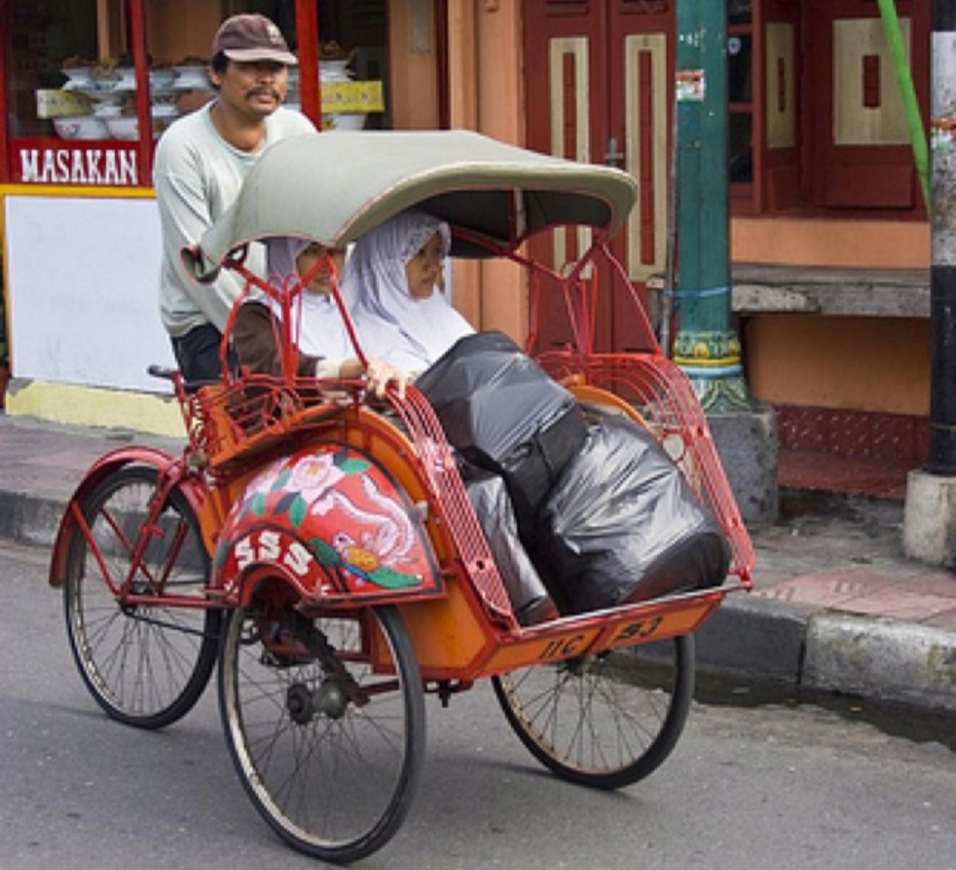 Di balik kemudi sederhana, ada sosok-sosok di Tulungagung yang tak pernah berpaling dari pekerjaan lamanya penarik becak yang setia pada kayuhan dan cerita.