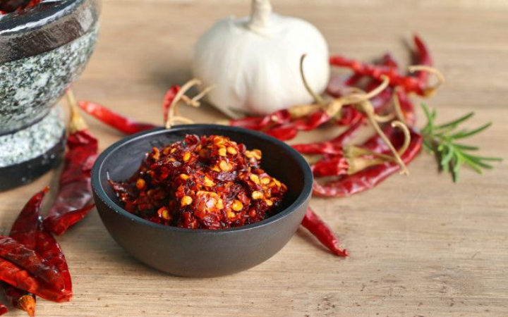 Orang Indonesia terkenal dengan kecintaannya terhadap makanan pedas. Dari sambal terasi, rica-rica, hingga balado, hampir semua daerah di Indonesia memiliki hidangan khas yang pedasnya menggigit.