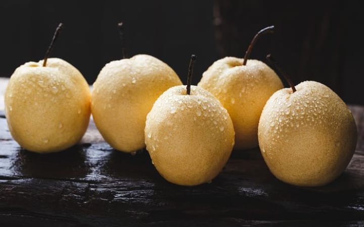 Buah yang rasanya manis dan renyah ini punya banyak manfaat untuk kesehatan tenggorokan.