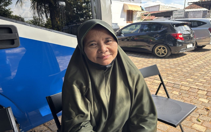 Aprikah, 65, salah satu peserta yang memanfaatkan pelayanan administrasi BPJS Kesehatan di MPP Tulungagung.
