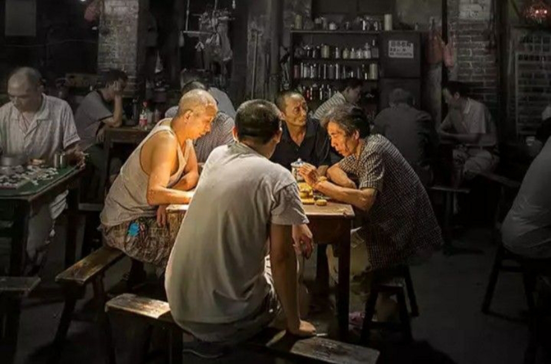 Warung kopi sederhana dengan bangku kayu, meja plastik jadi pusat kehidupan pagi Tulungagung.