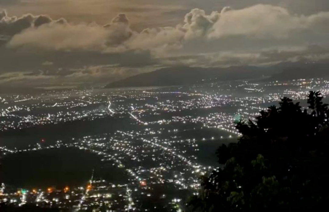 Di Tulungagung sekitar pukul 21.00 malam, bukan tambah sepi, jalanan tetap terdengar suara kendaraan lalu lalang. Apalagi saat weekend.