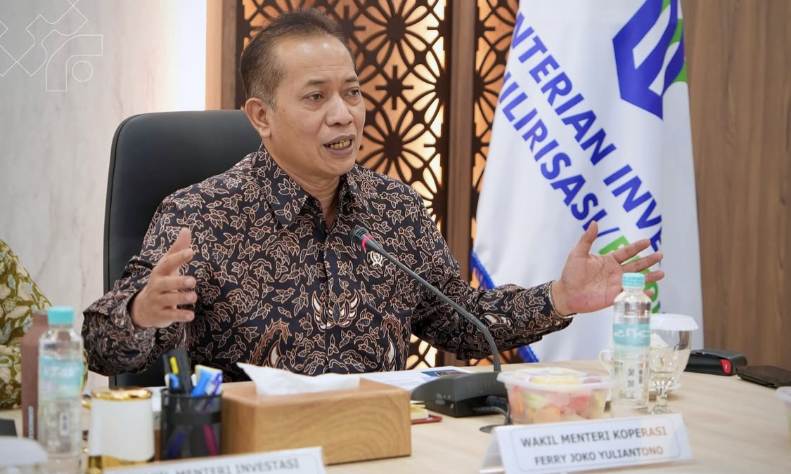 Wamenkop UKM Ferry Juliantono saat memimpin rapat koordinasi lintas kementerian terkait percepatan pengembangan koperasi Merah Putih, Jumat (18/7/2025).