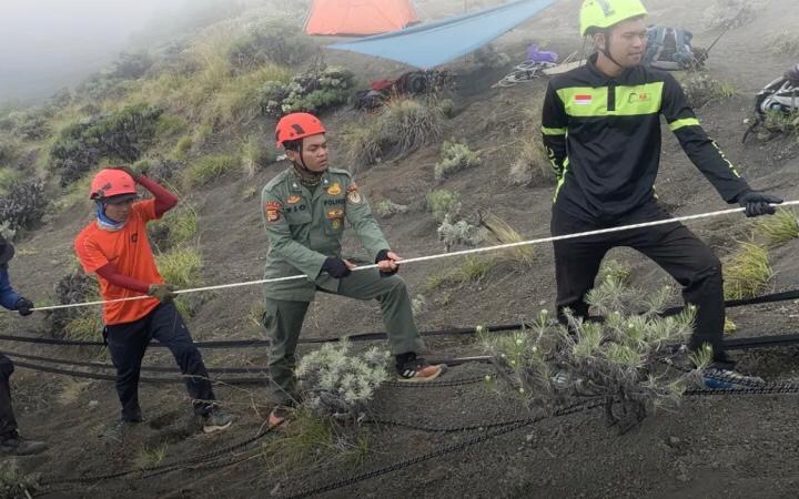 Evakuasi dilakukan terhadap pendaki asing yang jatuh di Gunung Rinjani tepatnya jalur Pelawangan Rinjani, titik yang kini jadi fokus evaluasi keselamatan.