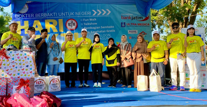 Dalam rangka peringati Hari Bakti IDI Ke-117, IDI Cabang Tulungagung menggelar kegiatan jlaan sehat, talk show, cek kesehatan gratis (CKG), pengobatan umum membagikan paket sembako kepada masyarakat.
