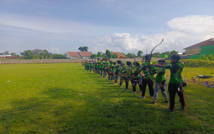 Atlet panahan Tulungagung berlatih di bawah arahan tim pelatih beberapa waktu lalu.