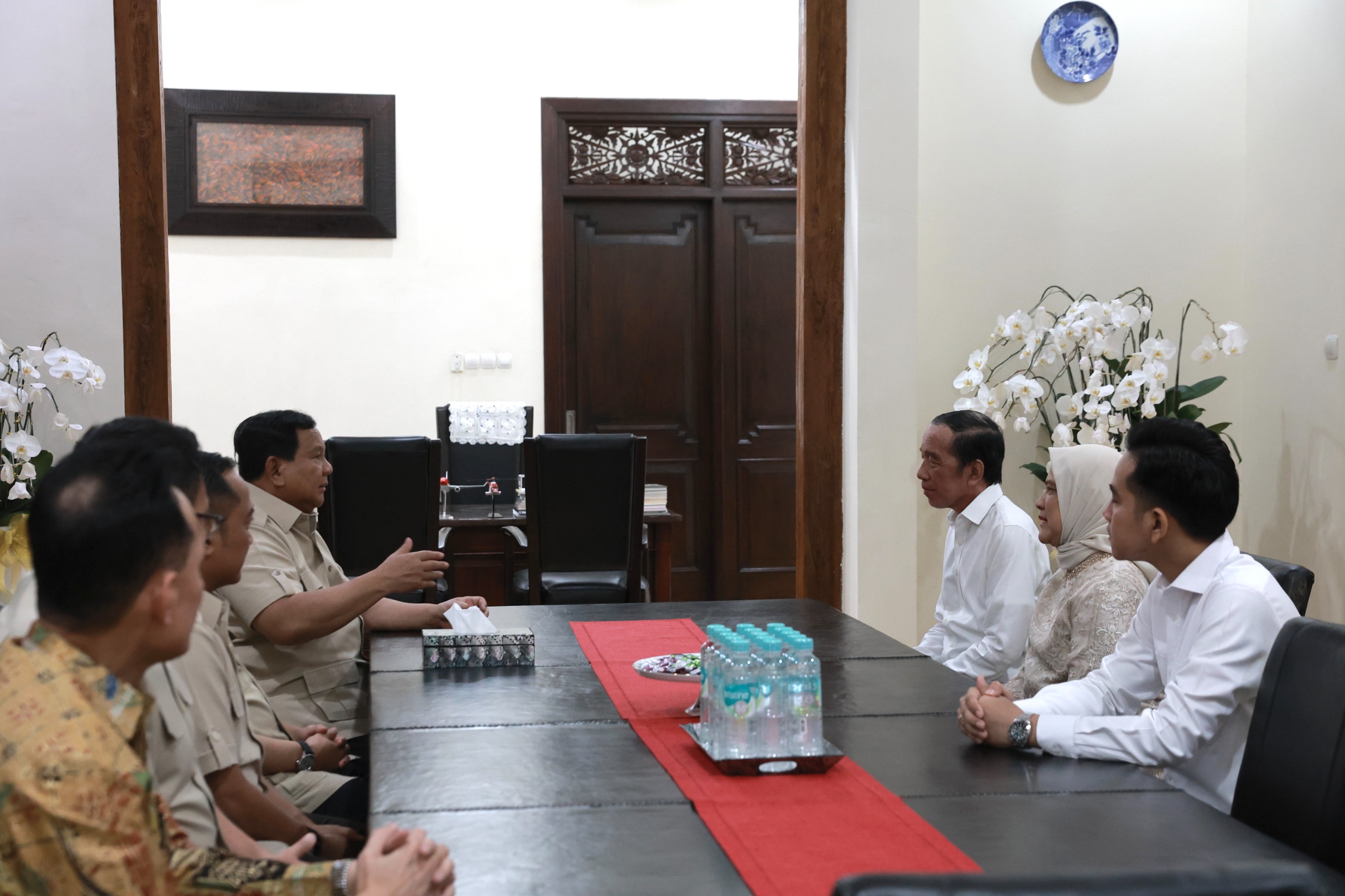 Presiden Prabowo menyambangi kediaman Presiden RI ke-7 Joko Widodo (Jokowi) di Solo, untuk bersilaturahmi dan bercerita hasil dari kunjungan resmi kenegaraan ke sejumlah negara, Minggu (20/7/2025).