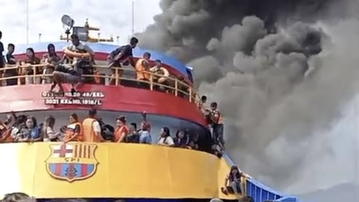 Rekaman video penumpang menunjukkan asap pekat dari KM Barcelona V di perairan Talise, Sulut. Evakuasi darurat berlangsung dramatis.