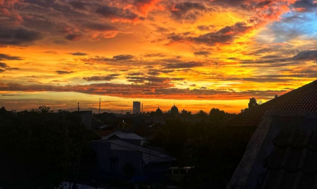 Teras rumah yang dulu terasa biasa saja kini menjadi tempat ternyaman. Tikar anyaman digelar, satu dua bantal pinjaman dari dalam rumah menatap langit senja di Tulungagung.