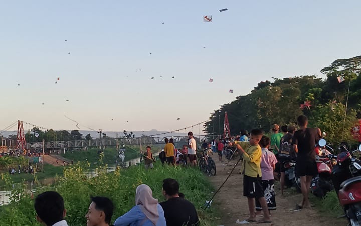 Setiap jelang sore hari, kawasan pinggiran jembatan gantung Moyoketen, Tulungagung, mendadak hidup dengan riuh suara tawa dan seru sorak warga.