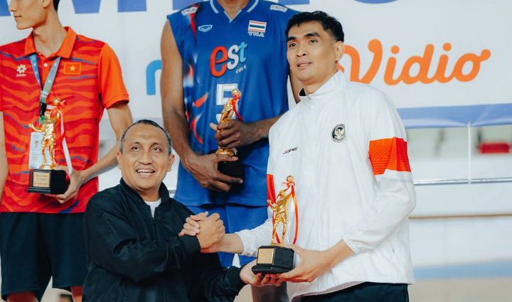 Pemain andalan timnas voli putra Indonesia, Rivan Nurmulki, berhasil menyabet gelar Best Opposite Hitter pada ajang SEA V League 2025.