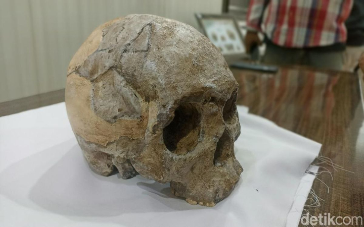 Tulungagung, yang dikenal sebagai kota penghasil marmer terbesar di Indonesia, ternyata juga menyimpan sejarah purba yang mengagumkan. Terlihat replika manusia purba.