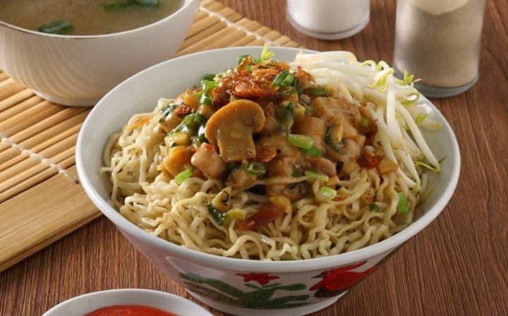 Di tengah banyaknya pilihan makanan kekinian, mie ayam tetap salah satu kuliner favorit anak muda zaman sekarang.